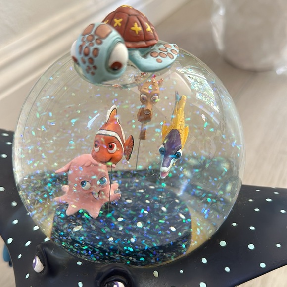 Finding Nemo Disney store snow globe with music box - Picture 6 of 6